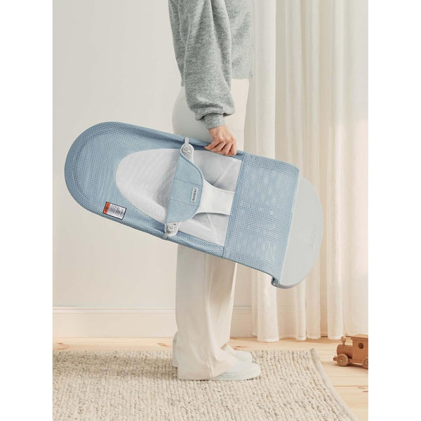 BabyBjörn Bouncer Balance Soft, hellgrauer Rahmen, Mesh, himmelblau/weiß