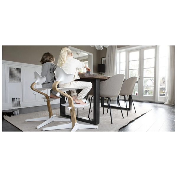 Stokke® Nomi® Stuhl Oak / White + Babyset gratis